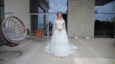 Rüya düğün. Güzel gelin damat için bekliyor. Mutlulukla gülümseyerek gelin. Düğün kutlama. Parlak güneşli bir günde.