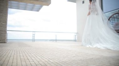 Rüya düğün. Güzel gelin damat için bekliyor. Mutlulukla gülümseyerek gelin. Düğün kutlama. Parlak güneşli bir günde.