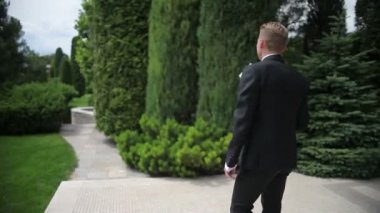 Damat Düğün bir buket ile gidiyor