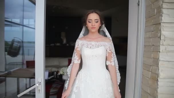 Boda de ensueño. Hermosa novia esperando al novio. Novia sonriendo con felicidad. Celebración de la boda. Día soleado brillante . — Vídeos de Stock