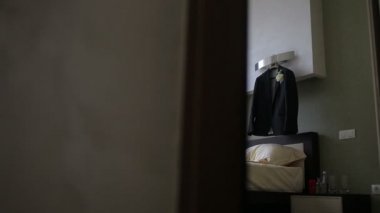 Güzel şık düğün damat kostüm. Askı odasında damadın kostüm.