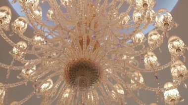 Modern avize ışıkları. Aydınlatma dekor. Avize kapatın. Steadicam atış.