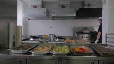 Şef mutfak restoranda yemek. Lokanta mutfağı, yemek yemek, dostum iş yerinde profesyonel aşçı olarak Şef.