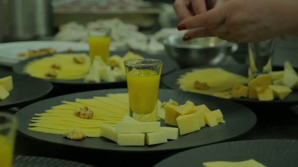 Chef finalizando un queso en una cocina. Cerrar las manos sin rostros Chef preparar la cena con productos orgánicos. Movimiento lento — Vídeos de Stock