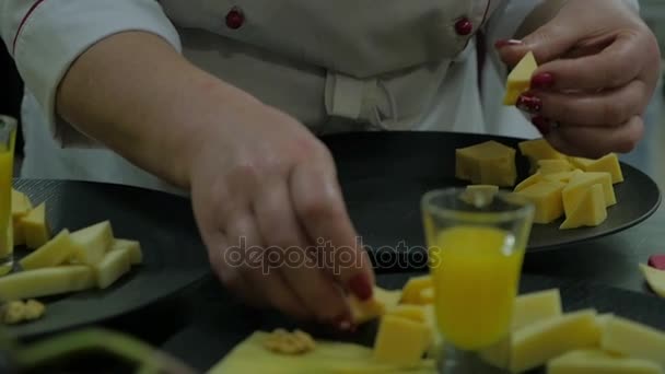 Chef finalizando un queso en una cocina. Cerrar las manos sin rostros Chef preparar la cena con productos orgánicos. Movimiento lento — Vídeos de Stock