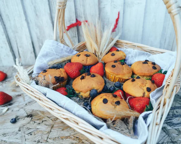 Καλάθι Vegan Chip Muffins Σοκολάτας Στο Pattern Cloth Φράουλα Και — Φωτογραφία Αρχείου