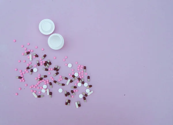 Verschiedene Pharmazeutische Medizin Pillen Tabletten Und Kapseln Und Flasche Auf — Stockfoto