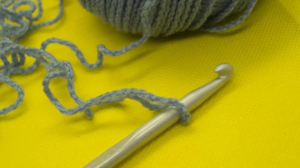 Gancho Crochê Metal Com Fio Azul Fundo Amarelo — Fotografia de Stock