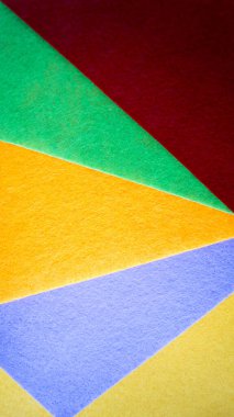 Renkli parçalar birbiri üstüne yığılmış gibiydi. Arkaplan olarak kullan. El sanatları için malzeme. El yapımı konsept. Kıyafet endüstrisi.