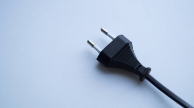Masa lambasının beyaz arka planındaki siyah elektrik kablosu. Priz prizi. Enerji tasarrufu. Elektrik kondüktörü.