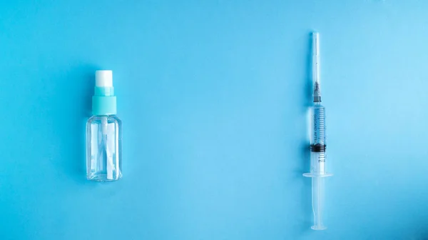 Antiseptikum Und Spritze Auf Blauem Hintergrund Auf Verschiedenen Seiten Prävention Stockbild