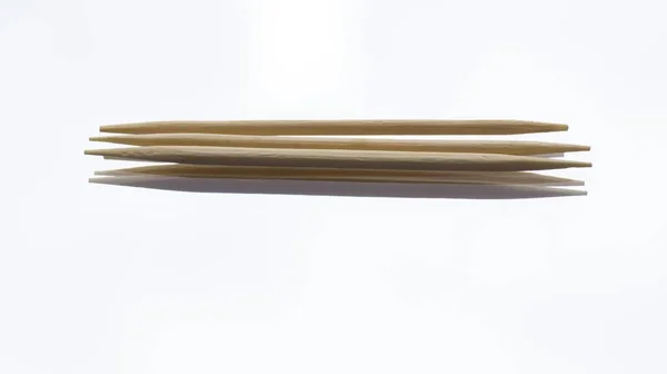 배경에 나무날카로운 이쑤시개가 에이를 — 스톡 사진
