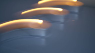 Bulanık soyut görüntü. Mumların parıltısından parla. Işıkla çiziyor. Rastgele sarı ışık çizgileri. Arkaplan, doku.