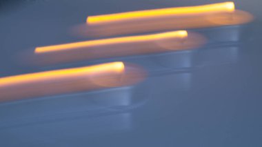 Bulanık soyut görüntü. Mumların parıltısından parla. Işıkla çiziyor. Rastgele sarı ışık çizgileri. Arkaplan, doku.