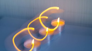 Bulanık soyut görüntü. Mumların parıltısından parla. Işıkla çiziyor. Rastgele sarı ışık çizgileri. Arkaplan, doku.