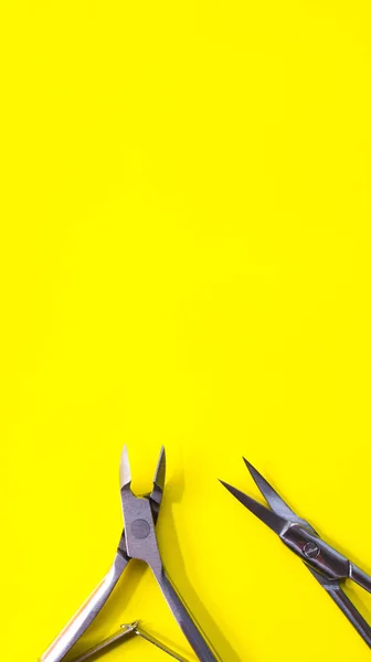 Manicura sobre fondo amarillo . —  Fotos de Stock