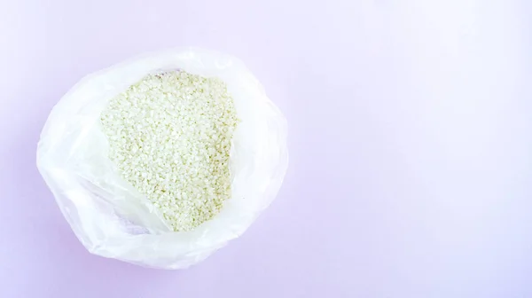 Arroz blanco en una bolsa sobre un fondo claro . —  Fotos de Stock