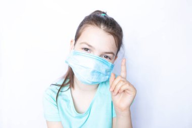 Beyaz arka planda tıbbi tek kullanımlık maske takan kız çocuğu
