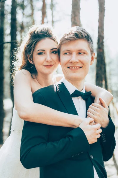 Bruidspaar Bruid Witte Trouwjurk Bruidegom Wandelen Het Bos Knuffelen Lachen — Stockfoto