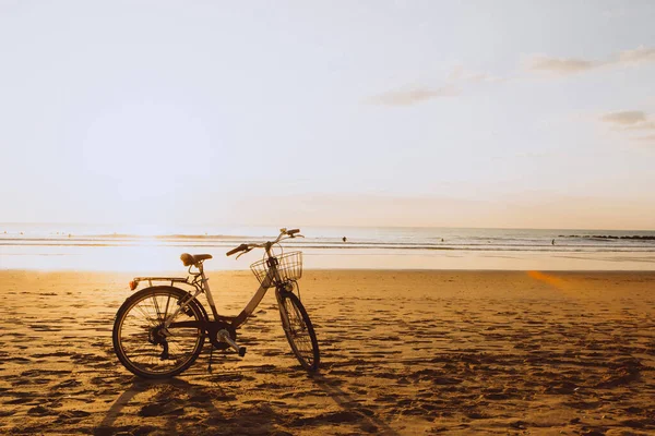 Fiets Fiets Het Strand Van Oceaan Bij Zonsondergang Warme Oranje — Stockfoto