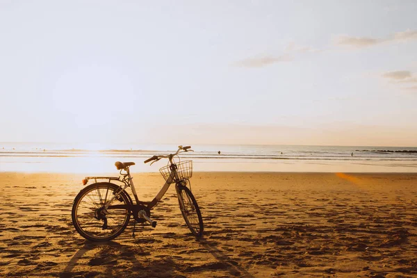Kerékpár Kerékpár Óceán Partján Naplementekor Meleg Narancs Színek Életmód Utazás Stock Kép
