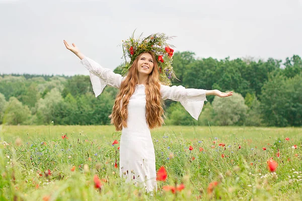 Довге Волосся Молода Дівчина Квітковій Короні Квітковому Маковому Полі Українське — стокове фото