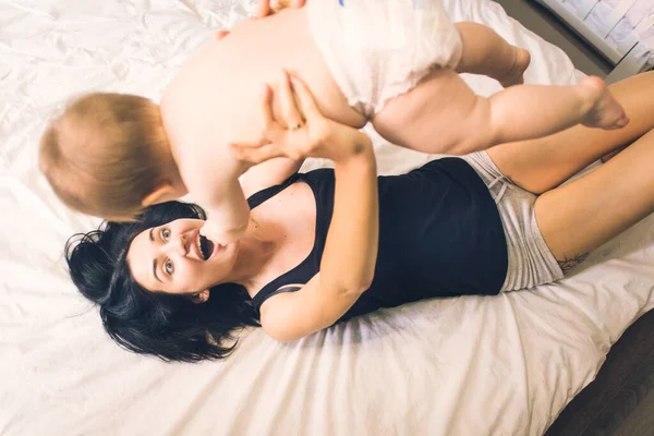 Young Beautiful Modern Mother Little Kid Lying Bed Home View — Stock Photo, Image