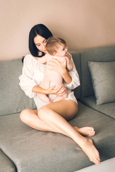 Fiatal Gyönyörű Modern Anya Egy Kislány Ölelkeznek Otthon — Stock Fotó