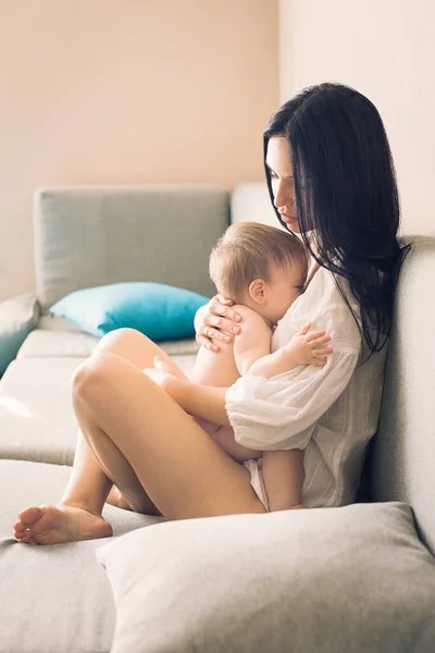 Fiatal Gyönyörű Modern Anya Egy Kislány Ölelkeznek Otthon — Stock Fotó