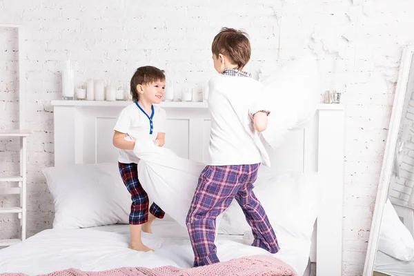 Két Fiútestvér Pizsamás Testvérek Párnacsatáznak Ágyban — Stock Fotó