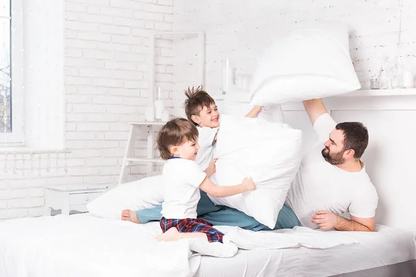 Apa Két Fia Párnacsatáznak Otthon Ágyban Testvérek Gyerekek Párnák Veszekednek — Stock Fotó