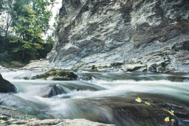 Mavi gri kayalık dağlarda şelale uzun süreli akış etkisi