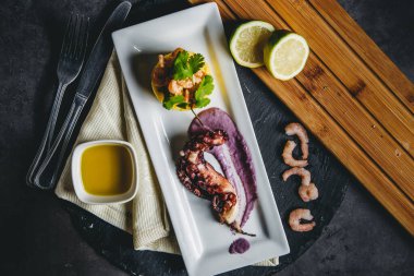 Pulpo al olivo y camarones