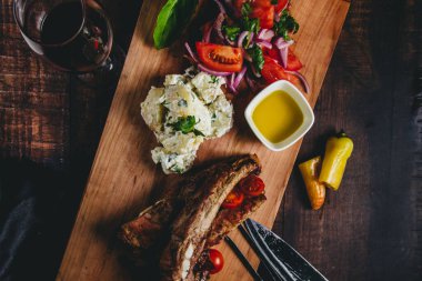 Domuz pirzolası ve salata. 