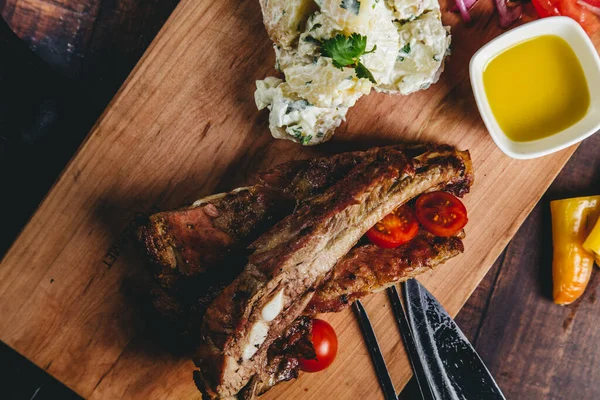 Costillar Cerdo Ensaladas —  Fotos de Stock