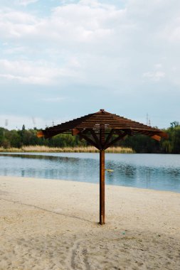 Sahildeki tahta şemsiye.