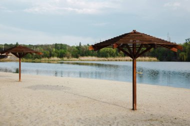 Sahildeki tahta şemsiye.