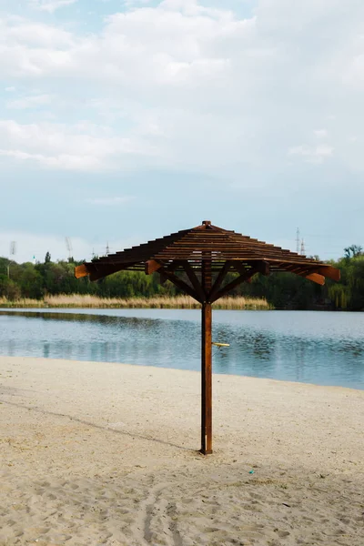 Sahildeki tahta şemsiye.