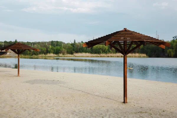 Sahildeki tahta şemsiye.