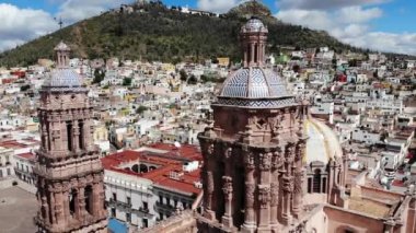 Zacatecas Mexico, 03 / 12 / 2019. Zacatecas Katedrali 'nin ön cephesinin detaylı görünüşü barok tarzının kökeni 13.yüzyılın asilzadelerinden gelmektedir. UNESCO Pembe Taş ocağında üretildi.