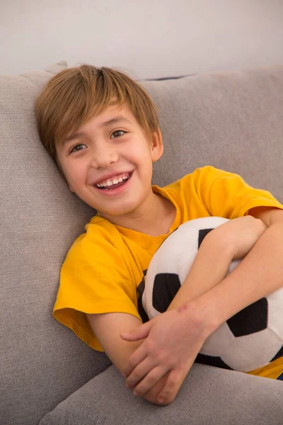 Futbol toplu mutlu çocuk.