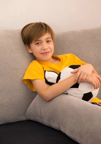 Futbol toplu mutlu çocuk.