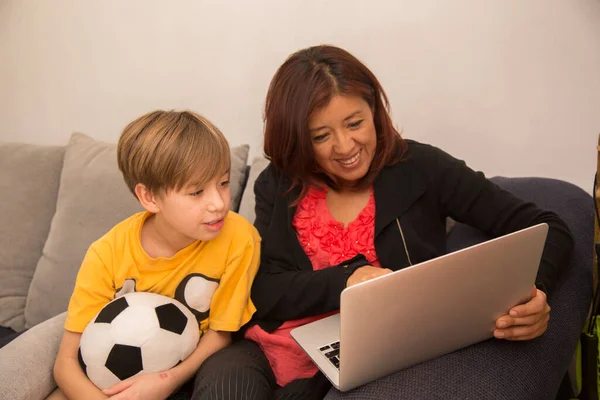 Karantina sırasında anne çocuğa öğretiyor, anne çocuğa öğretiyor.