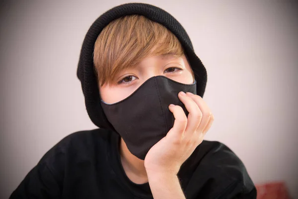 Portret Van Een Jonge Jongen Met Een Masker Kind Met — Stockfoto