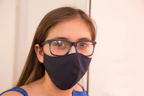 Maskeli Kadın Doktor Koruyucu Maskeli Genç Kız — Stok fotoğraf