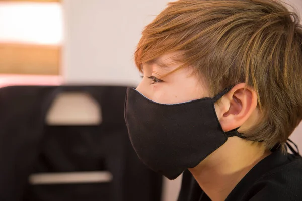 Πορτρέτο Ενός Νεαρού Αγοριού Μάσκα Παιδί Στοματικό Κάλυμμα Μάσκα Πρόληψης — Φωτογραφία Αρχείου