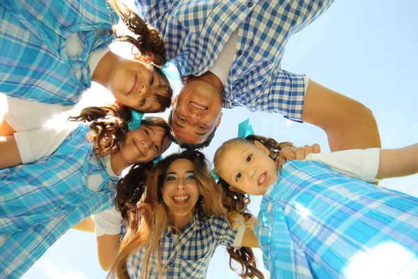 Bir grup mutlu arkadaş, mutlu aile çeşitli ifadeler takınıyor, sarılıyor ve gülümsüyor, dillerini dışarı çıkarıyorlar.