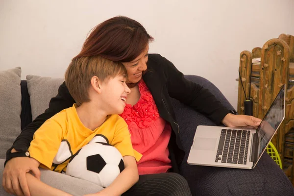 Anne covid-19 karantinasında çocuklara öğretiyor, anne çocuğa öğretiyor ve gülümsüyor.