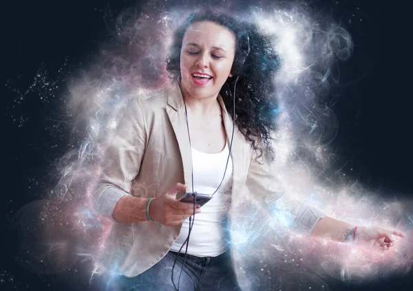 Hoş bir kız müzik dinler ve sever, güzel bir yaşam tarzı vardır. Öğrenci, öğretmen, genç yetişkin.