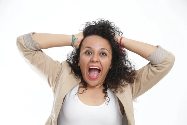 Kıvırcık saçlı kız, çaresizlik ya da stres içinde saçını çekiyor.